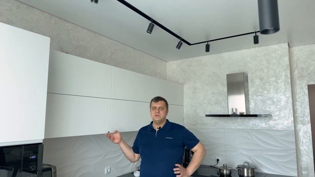Белая угловая кухня без ручек с матовыми фасадами и открытой вытяжкой МДФ интегрированные ручки