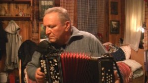 Варенька. На гармони.