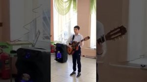 мальчик поет песню про учителей