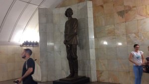 Самый высокий памятник в метро в Москве