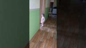 Анютка примеряет платья, маленькая модница