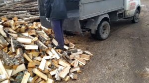 Погрузка дров в машину компании ЛесРесурс