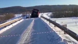 Мост обрушился под лесовозом на севере Иркутской области