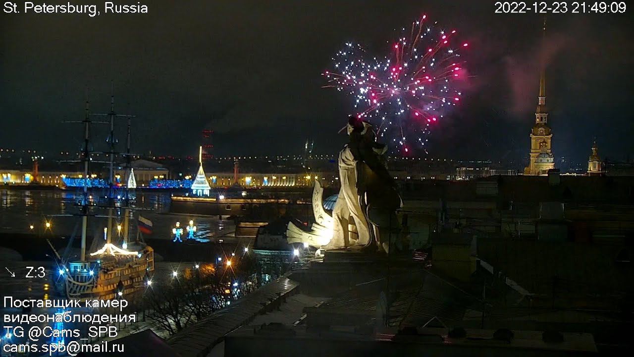 Фейерверк на Петровской набережной на фоне мостов и предновогоднего ночного Санкт-Петербурга смотреть онлайн