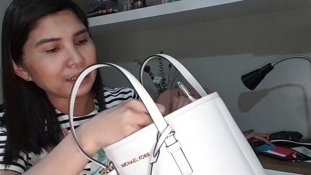 Michael Kors Jet Set Travel Top Zip Tote Extra Small - what fits? смотреть онлайн