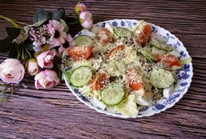 САЛАТ ИЗ ПЕЧЕНИ ТРЕСКИ С СЫРОМ