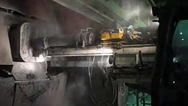 Вскрытие лётки / HOLTMANN Машина для бурения и замены леточного блока / Tape hole drill Металлургия смотреть онлайн