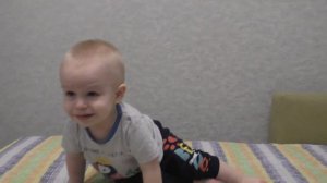 Малыш Саша играет перед сном