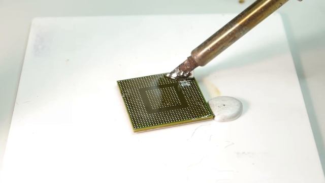Снимаем с процессора старый припой. смотреть онлайн