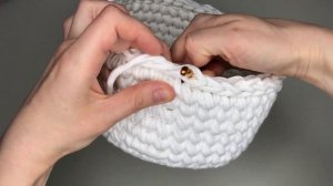 круглая корзинка зайчик с ручкой , пасхальный кролик из трикотажной пряжи с деревянным донышком