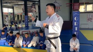 Беседа детей, с тренером по дзюдо школы ORTUS.KZ