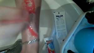 Как режут девушки вены, когда говорят " Ой, всё. Пойду вены резать "