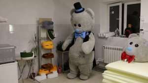 Ростовая кукла Мишка Тедди в сюртучке, шляпе и в бабочке.