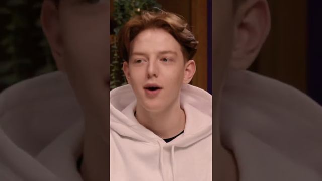 Даше Дошик и ее парню очень тяжело друг с другом смотреть онлайн