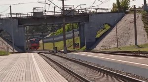 "Неожиданность!" Электромотриса ЭМ2П-02 стоит перед красным и электропоезд ЭД4М-0281