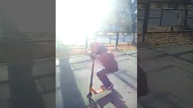 Я научился сложный трюк на самокате (тейл вип) в одну ногу. смотреть онлайн