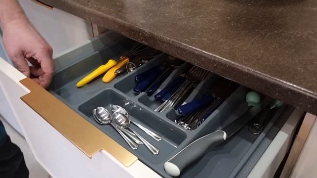 Стильная угловая кухня с алюминиевыми фасадами, затемненным стеклом и двухуровневой подсветкой смотреть онлайн