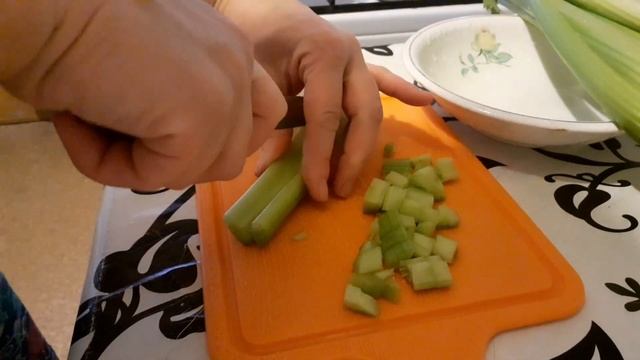 КУРИНЫЙ СУП С СЕЛЬДЕРЕЕМ! ЗДОРОВОЕ ПИТАНИЕ! ИЗ ТРЁХ ИНГРЕДИЕНТОВ! БЫСТРО И ПОЛЕЗНО! смотреть онлайн