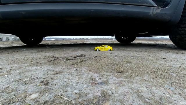 Kia Rio X-line. Давлю детские игрушки. Жесть. смотреть онлайн