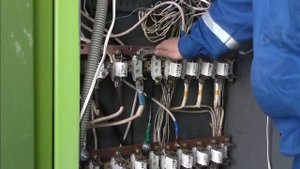 ВРУ многоэтажки- устраняю геморой. А чего? Обычная работа электрика)))