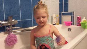 eva evangelina купается в ванной с куклами