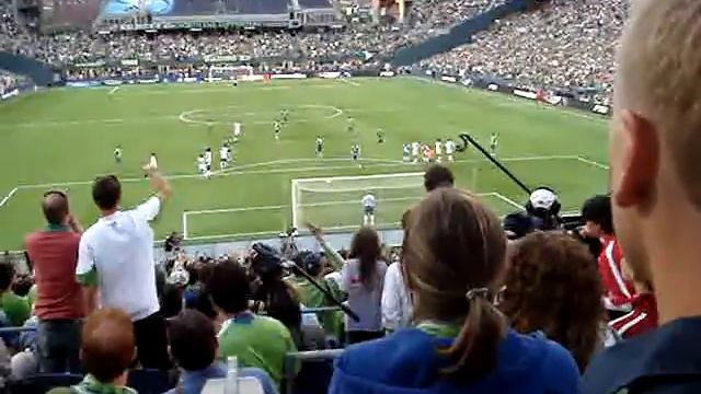 Fredy Montero is about to take a penalty kick смотреть онлайн