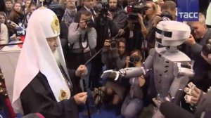 Патриарх Кирилл познакомился с роботом Федором 