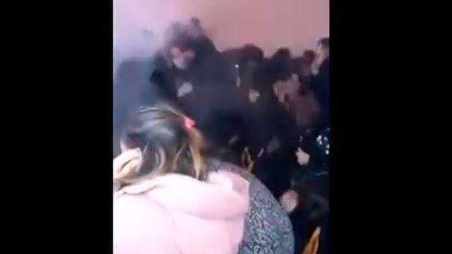 Взрыв фейерверка в помещении с детьми смотреть онлайн