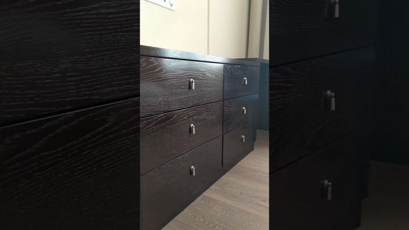 Комод совмещённый с туалетным столом в спальне