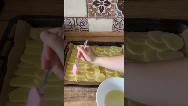 Хрустящий картофельный рулет с начинкой из фарша