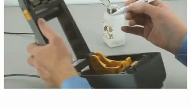 Как чистить печатающую головку принтера этикеток Zebra ZD410 смотреть онлайн
