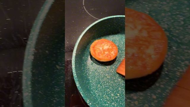 Сырники со сметаной,черника и чай#еда #едимдома #едимвкусно #лайф #блоггер #лайфстайл #завтракдома?