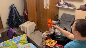 Андрей играет в Нёрф битву с папой дома