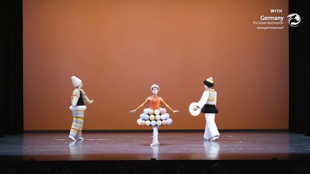 Bauhaus Ballet: A Dance of Geometry смотреть онлайн