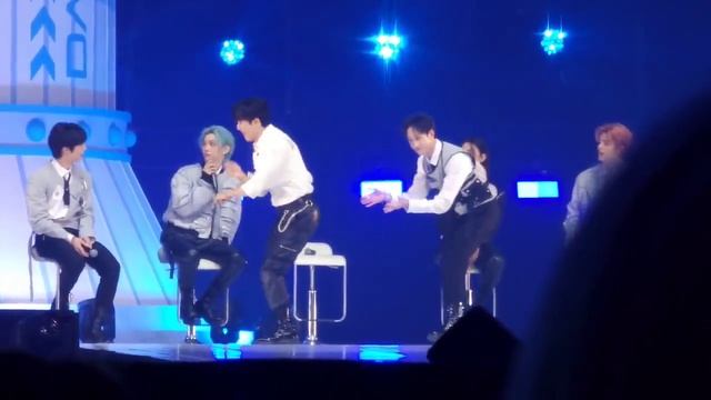 CHAN AND CHANGBIN DANCING TO QUEENCARD in skz fanmeet skz changbin bangchan binchan kpop