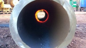 Машина контактной сварки. Внутренний грат  в трубе после сварки.