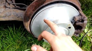 Клинят новые тормозные колодки. Банальная причина.