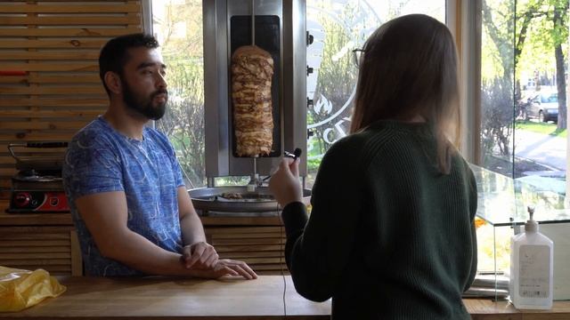 Работа шаурмистом. Зарплаты, плюсы и минусы профессии ?