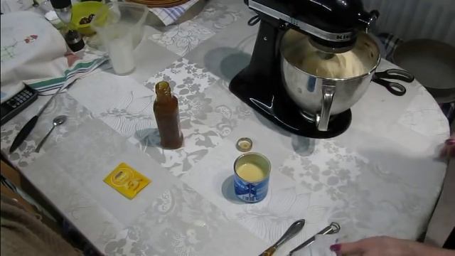 Крем со вкусом пломбира.