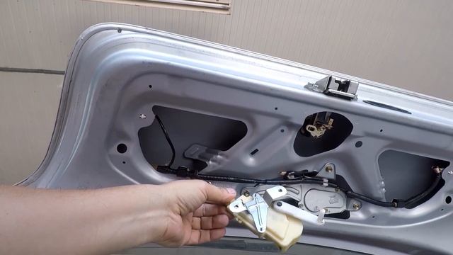 Toyota Yaris 1999–2005 How to Replace a Tailgate Actuator смотреть онлайн