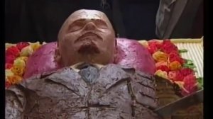 Пожирание демшизой торта в виде Ленина в гробу.