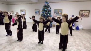 Танец обезьянок, средняя танцевальная группа