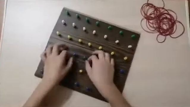 Развивающая игра геоборд своими руками. #воспитатель #развиваеммелкуюмоторику #монтессориигры смотреть онлайн