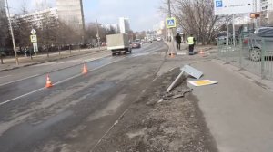 Машина сбила девушку на тротуаре на Ясеневой улице