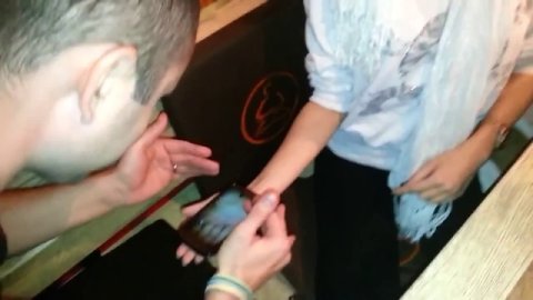 Развёл красивую девушку.