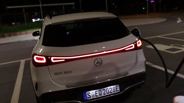 Mercedes EQA 250 - The car by night, testing the lights смотреть онлайн