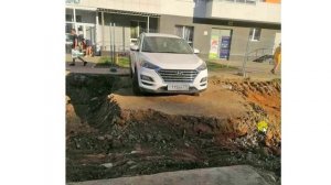 Нежно машину поднял ковшом экскаватора и переставил. Высший класс от коммунальщиков. Прикол