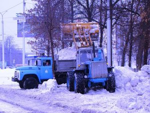 Loader T-150 ship snow, DT-75 helps him /// Погрузчик Т-150 грузит снег, ДТ-75 помогает ему