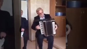 Танец стариков - отличное исполнение чеченского гармониста