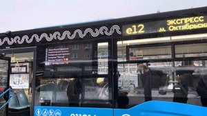Автобус НефАЗ-5299-40-52 следует по маршруту е12 ”м. Калужская - м. Октябрьская”